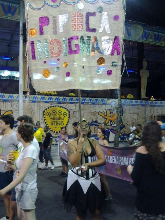 Com protesto bem humorado, bloco dos indignados desfila pelo terceiro ano