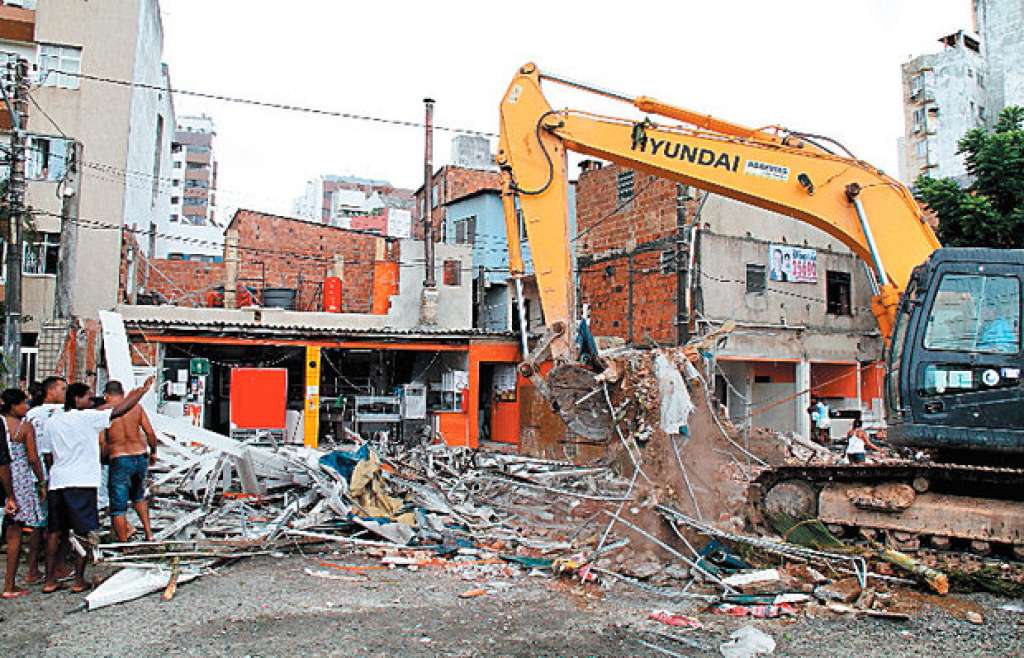 Sete imóveis erguidos em área da prefeitura são demolidos na região da Magalhães Neto