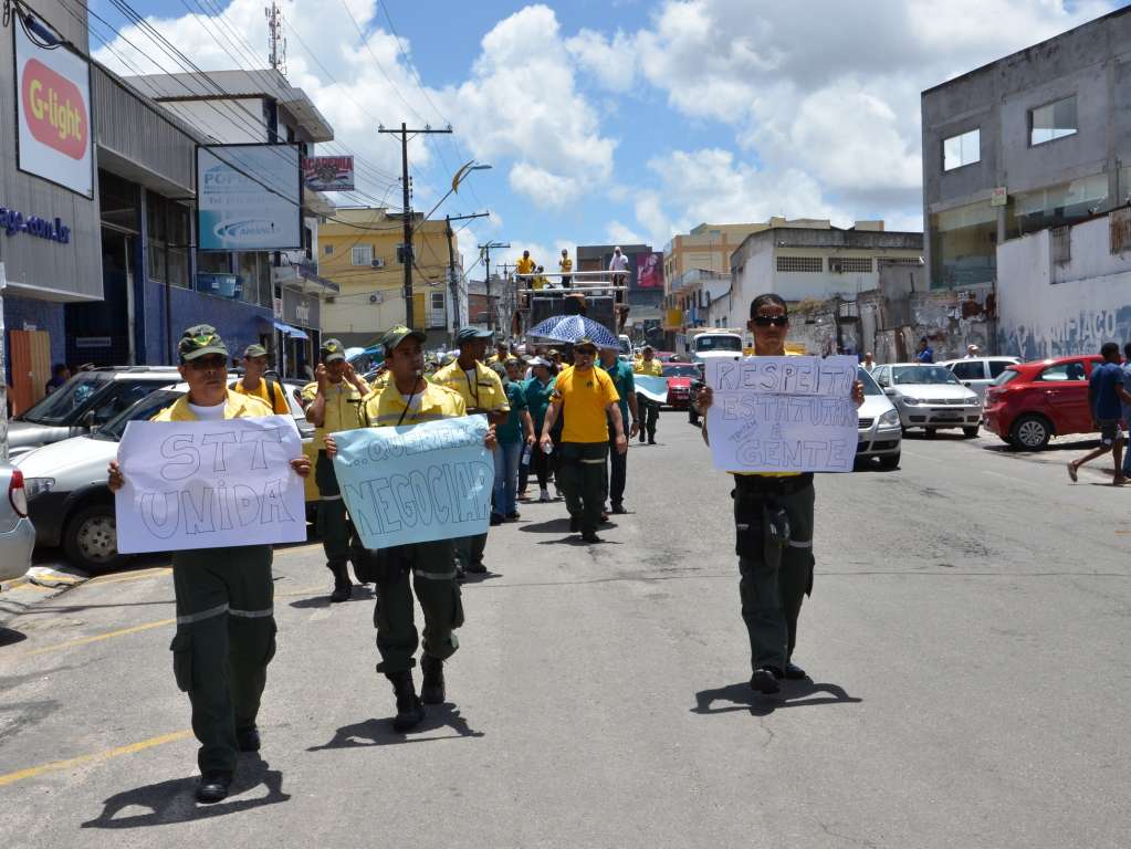 Prefeitura não recebe STT e servidores promovem manifestação no centro de Camaçari