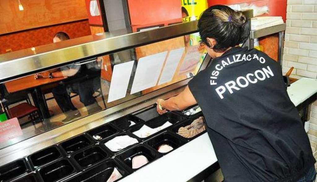 Procon autua sete lanchonetes fast foods em Salvador