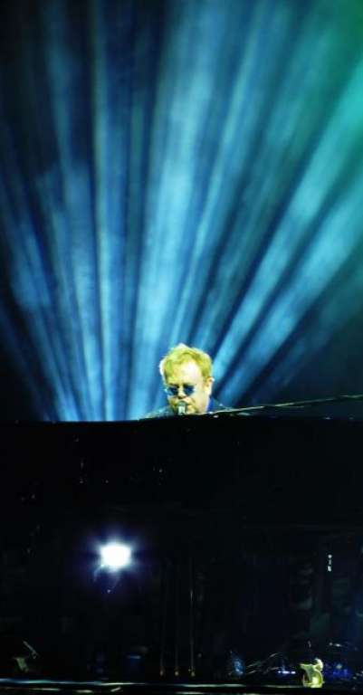 Elton John emociona fãs em Salvador com antigos hits
