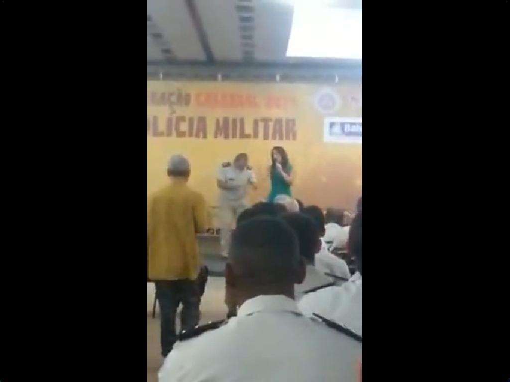 Major dança Lepo Lepo em evento da Polícia Militar