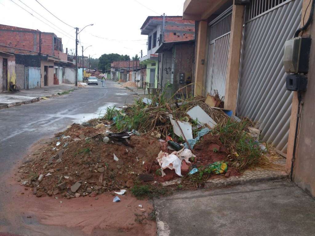 Camaçari: População reclama de lixo e entulho acumulados há mais de 30 dias