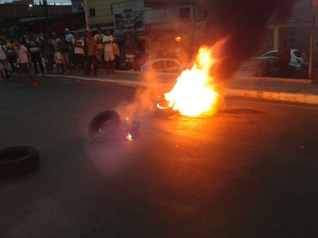 Simões Filho: Inconformados com violência, moradores fazem protesto.
