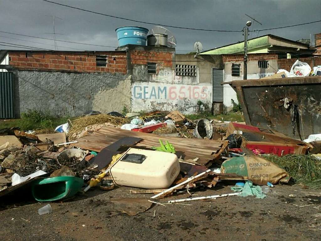 Simões Filho: Grande quantidade de lixo é acumulada nas proximidades de unidade de saúde