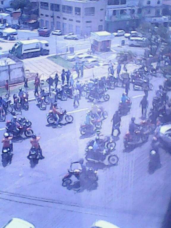 Mototaxistas fazem manifestação em Simões Filho
