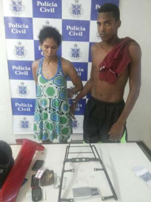 Camaçari: Mãe e filho são presos acusados por envolvimento com o tráfico de drogas