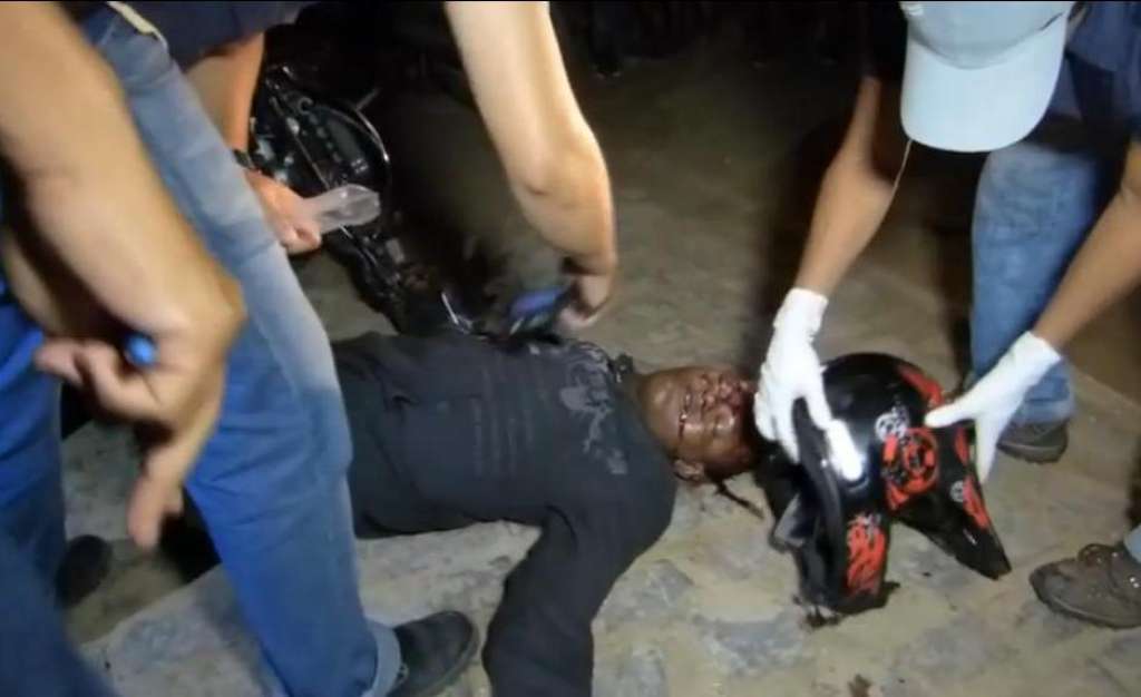 VEJA VÍDEO: Homem é executado em cima de motocicleta em frente a motel