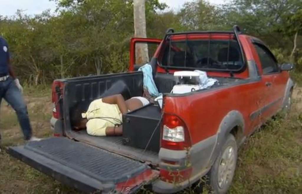 Corpo é encontrado em carroceria de carro roubado; veja vídeo