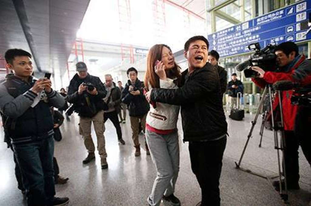 Familiares dizem ouvir “sinal de chamada” ao ligar para celulares de passageiros do voo da Malaysia Airlines