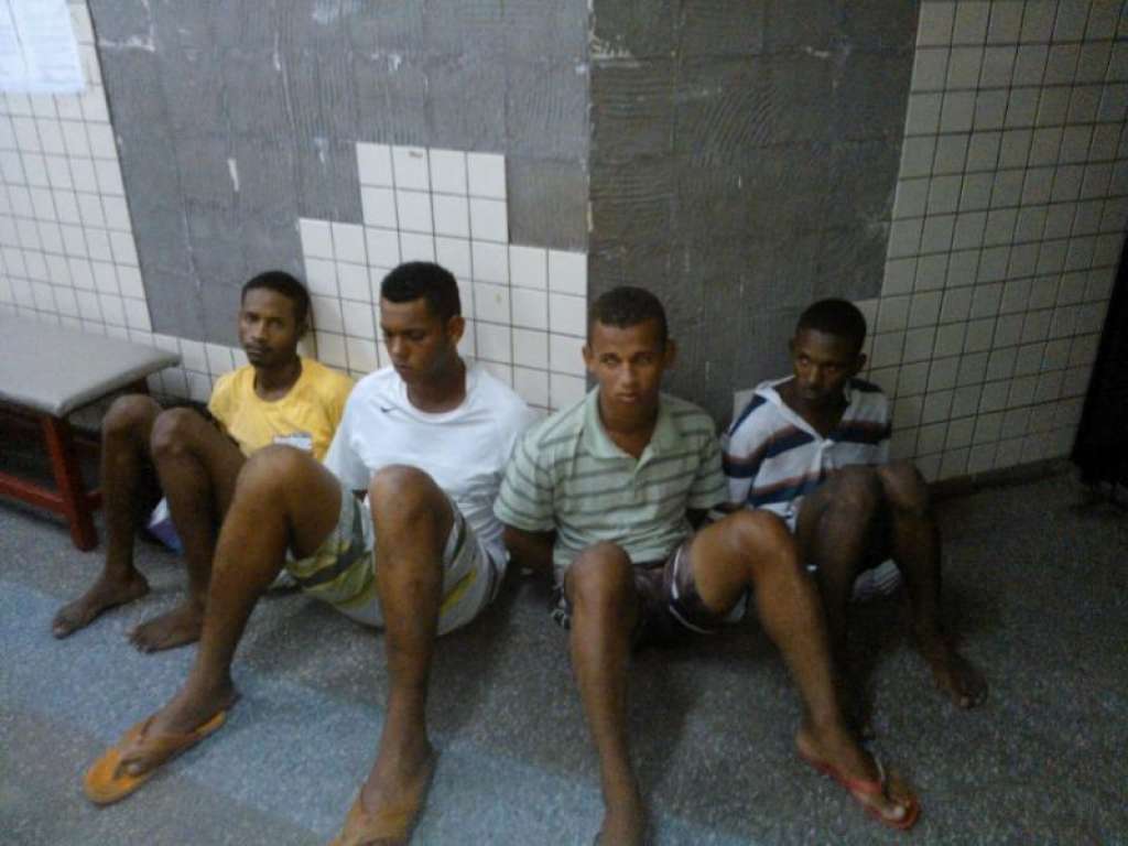 Lauro de Freitas: Quatro homens são presos com drogas em Itinga