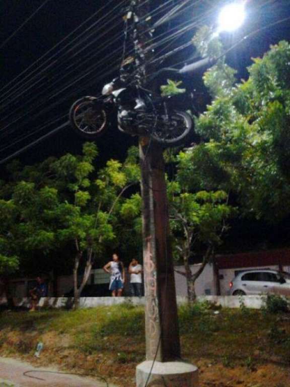 Em acidente, motocicleta voa sete metros e fica presa em poste
