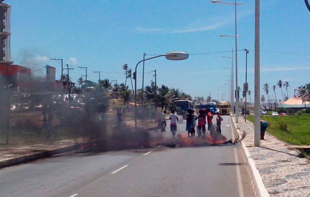Moradores bloqueiam trânsito por conta de desocupação no Parque de Pituaçu