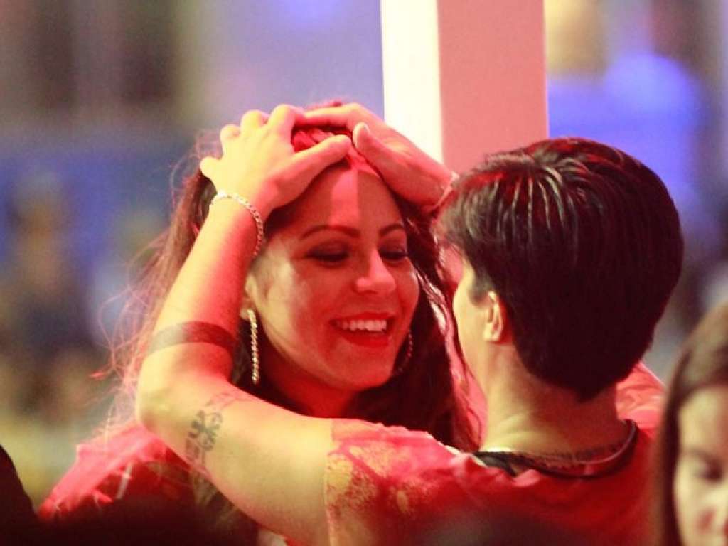 Thammy Gretchen faz carinho em namorada no carnaval de Salvador