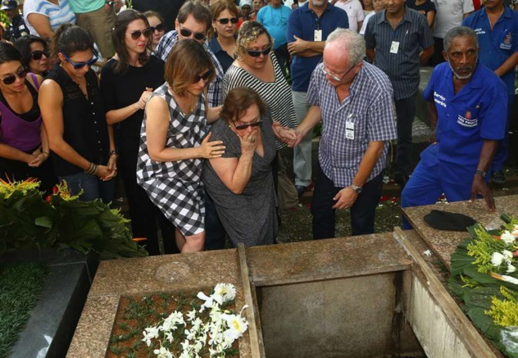 Família e amigos se reúnem para enterro de Paulo Goulart em SP