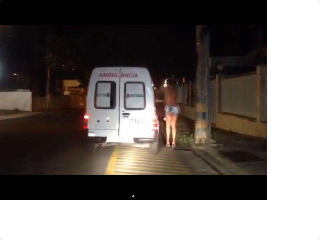 VEJA VÍDEO: Internauta flagra ambulância transportando travesti na Pituba