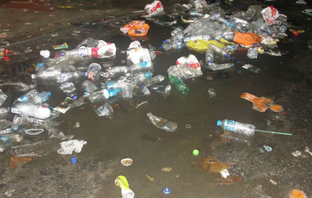 Lixo se acumula nas ruas durante Carnaval de Salvador