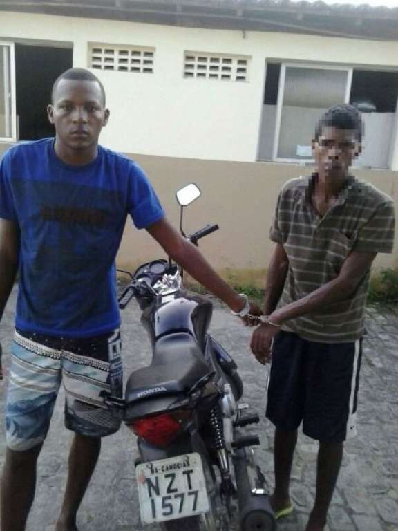 Dupla é capturada pela PM com motocicleta roubada em Simões Filho