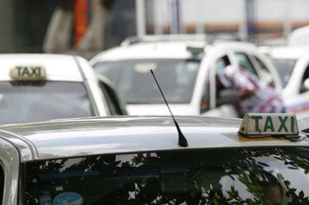 Após denúncia de usuários, mais de 20 taxistas são autuados por irregularidades durante o Carnaval