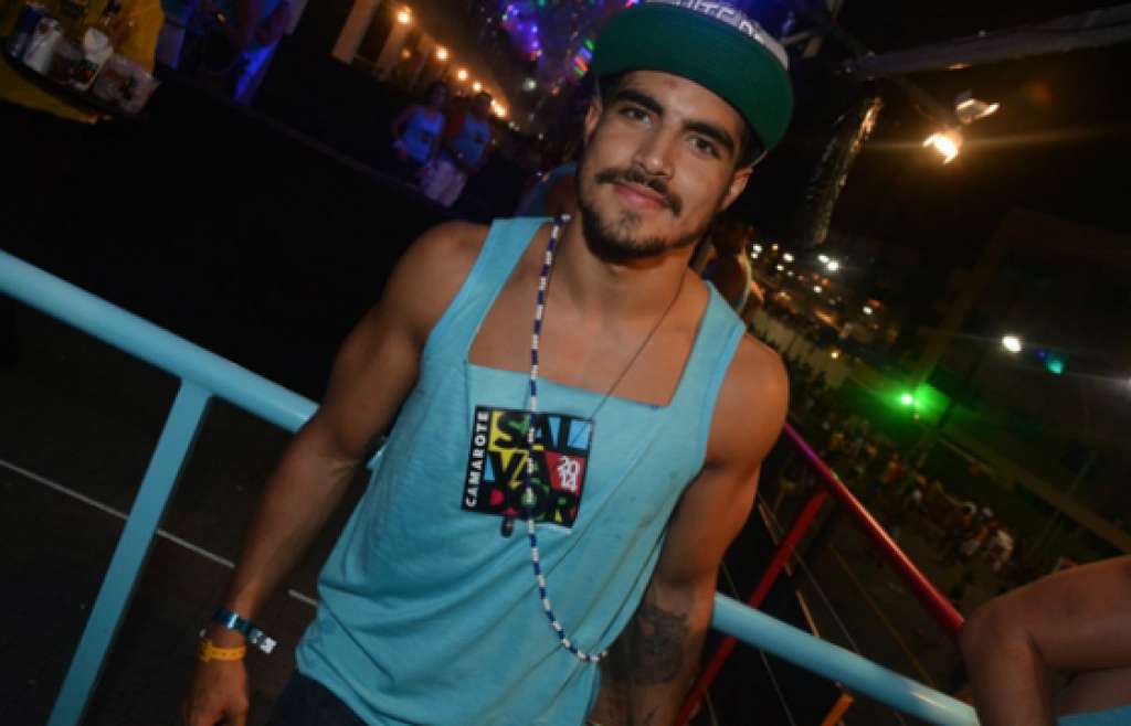 Caio Castro se mete em confusão no Carnaval de Salvador e sai machucado