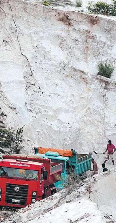 Extração ilegal de areia continua em bairro de Jauá