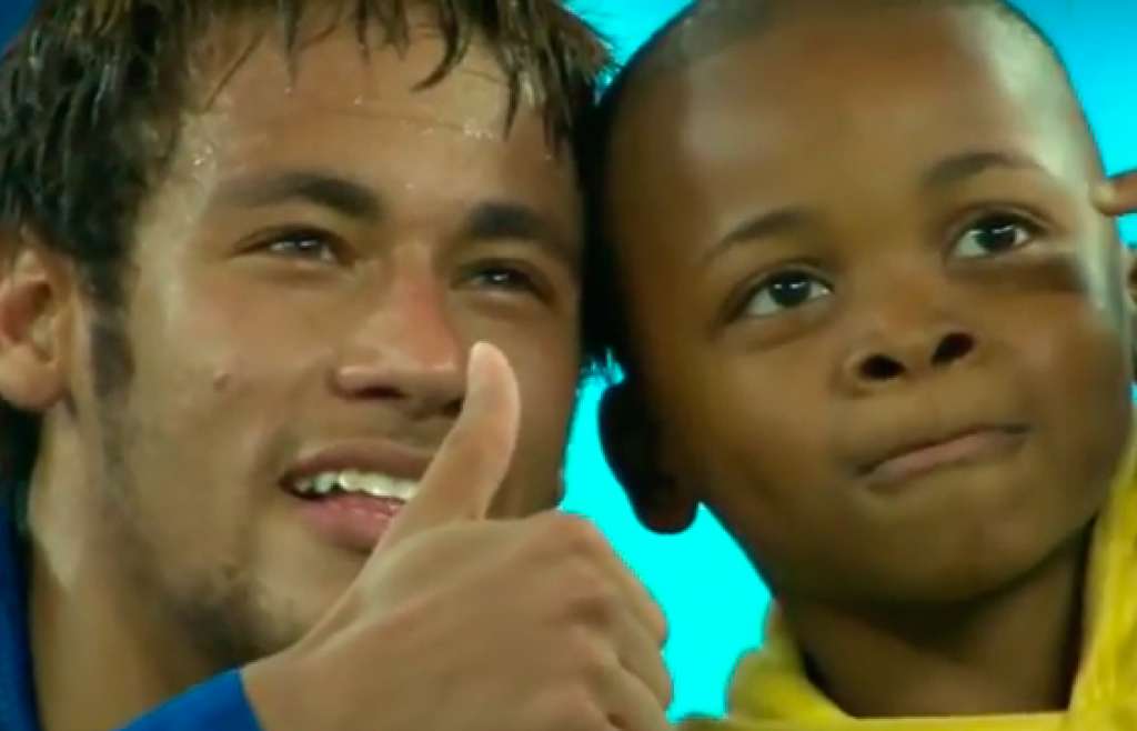 Menino ‘salvo’ por Neymar após invadir campo vira ídolo na África do Sul