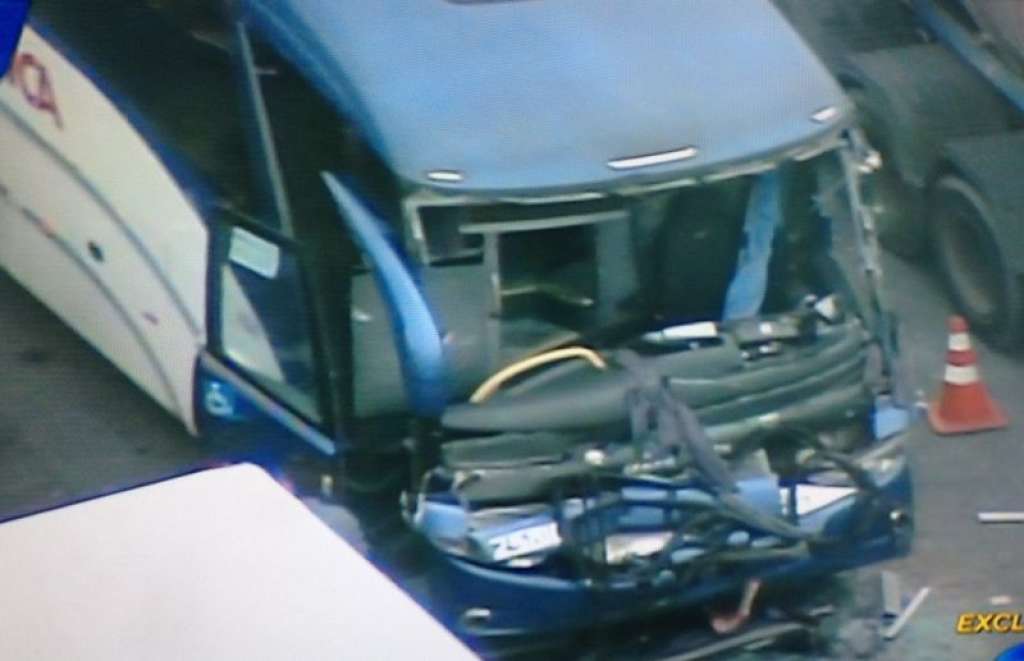 Quatro pessoas ficam feridas em acidente entre ônibus e caminhão na BR-324