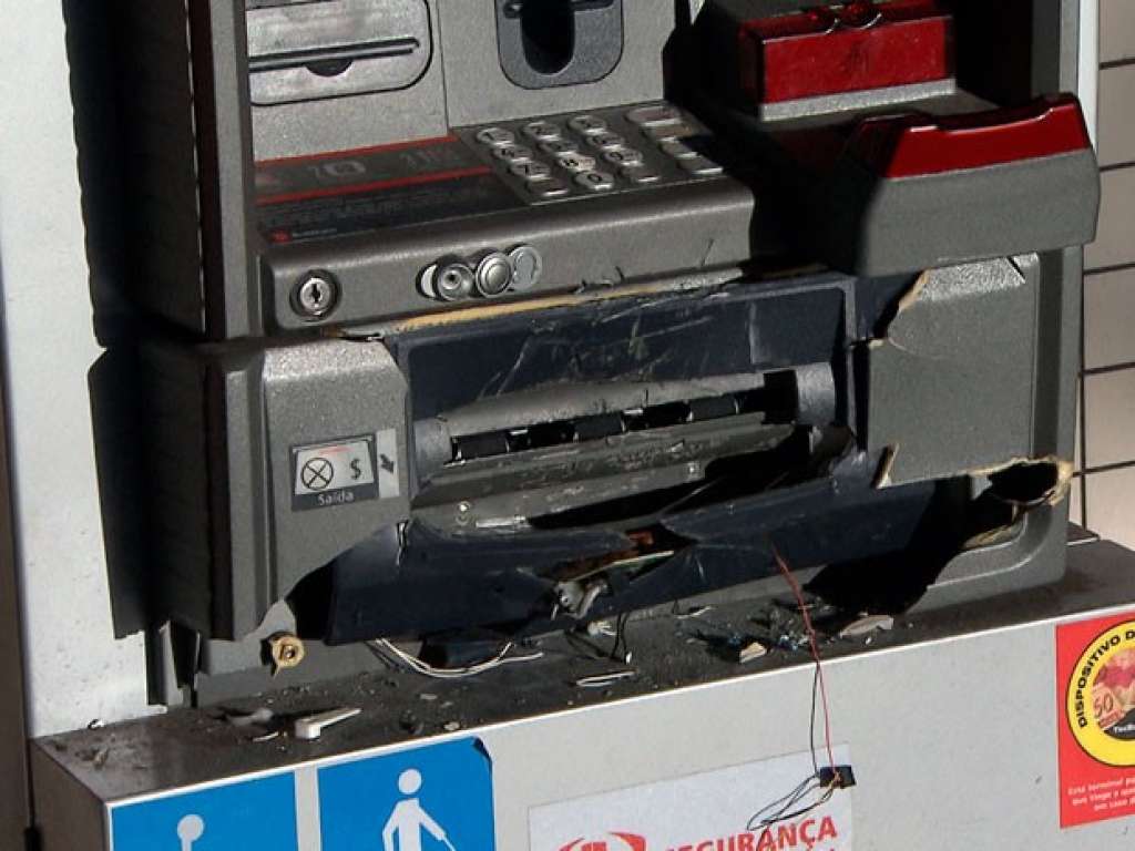 Bandidos tentam arrombar caixa eletrônico na Estação Pirajá