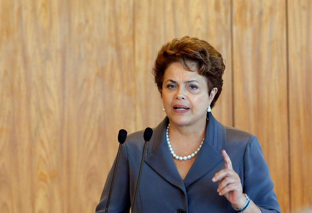 Dilma diz que aeroportos não “são padrão Fifa, são padrão Brasil”