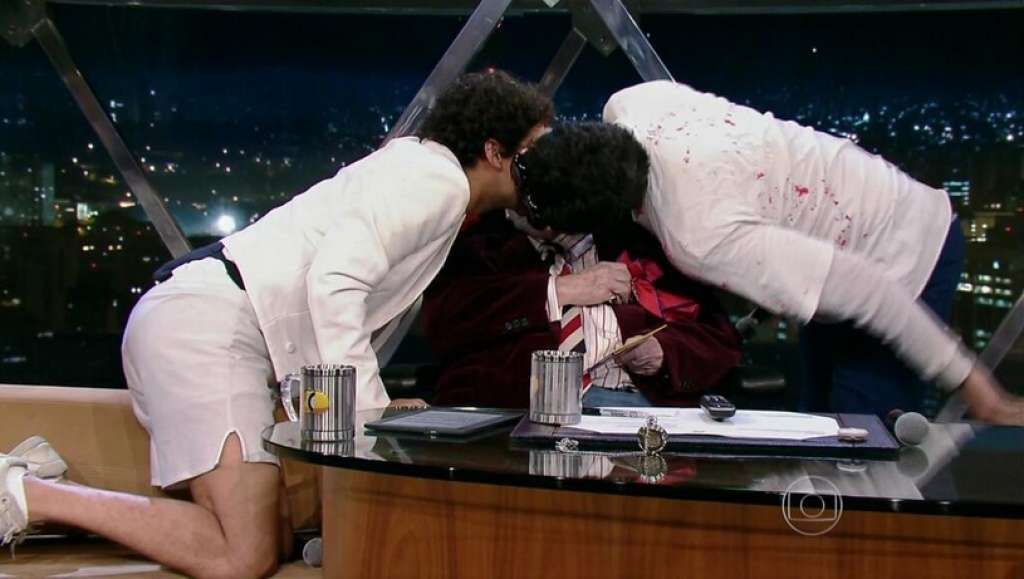 Jô Soares surpreende com beijo gay triplo em programa da Globo