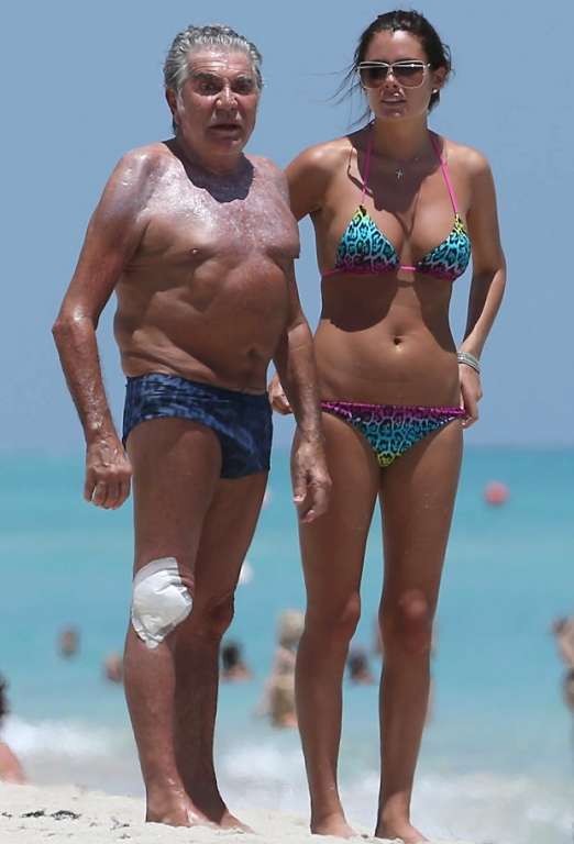 Aos 73, Roberto Cavalli vai à praia com a namorada super em forma