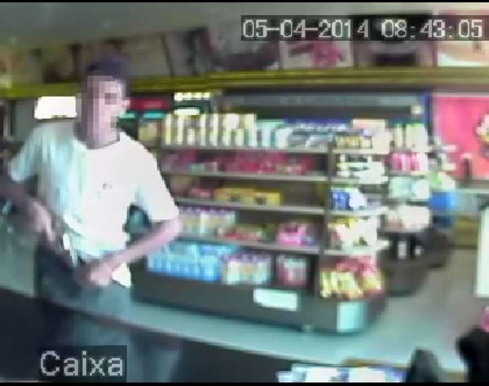 Vídeo mostra adolescente assaltando mercearia