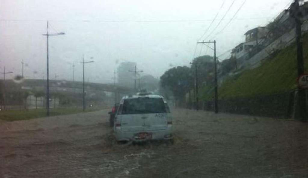 Salvador: Chuva alaga vias e deixa trânsito complicado