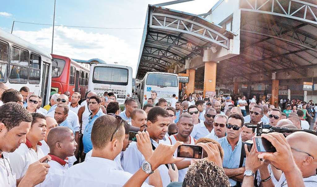Polêmica na Integração: ônibus de Lauro de Freitas já começam a circular sem cobrador