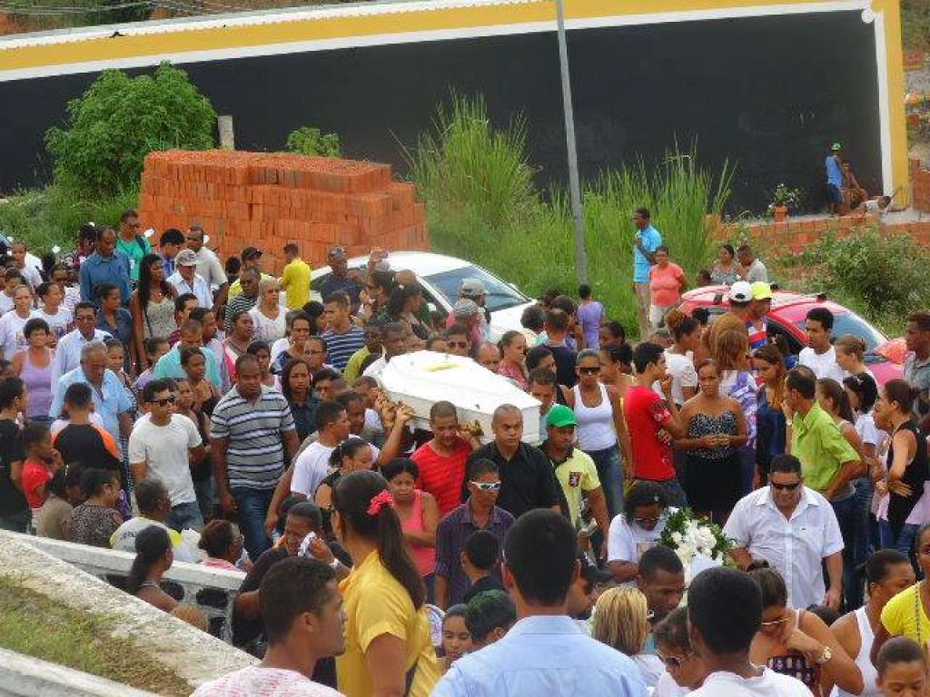 Simões Filho: Estudante que morreu após cair de ônibus é enterrada