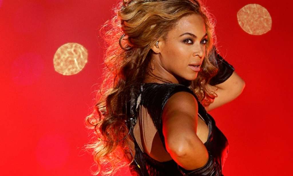 Acidente: Durante apresentação Beyoncé rasga orelha e sangra no palco