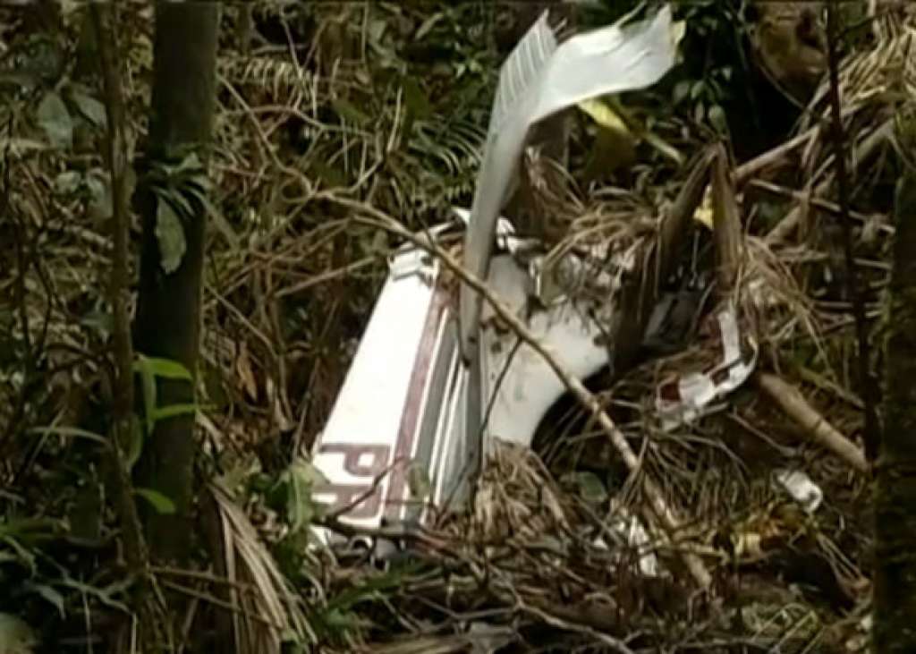 Militares retiram corpos de três vítimas de queda de avião no Pará