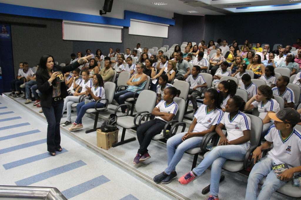 Camaçari: Alunos de escolas municipais participam de palestra sobre combate às drogas