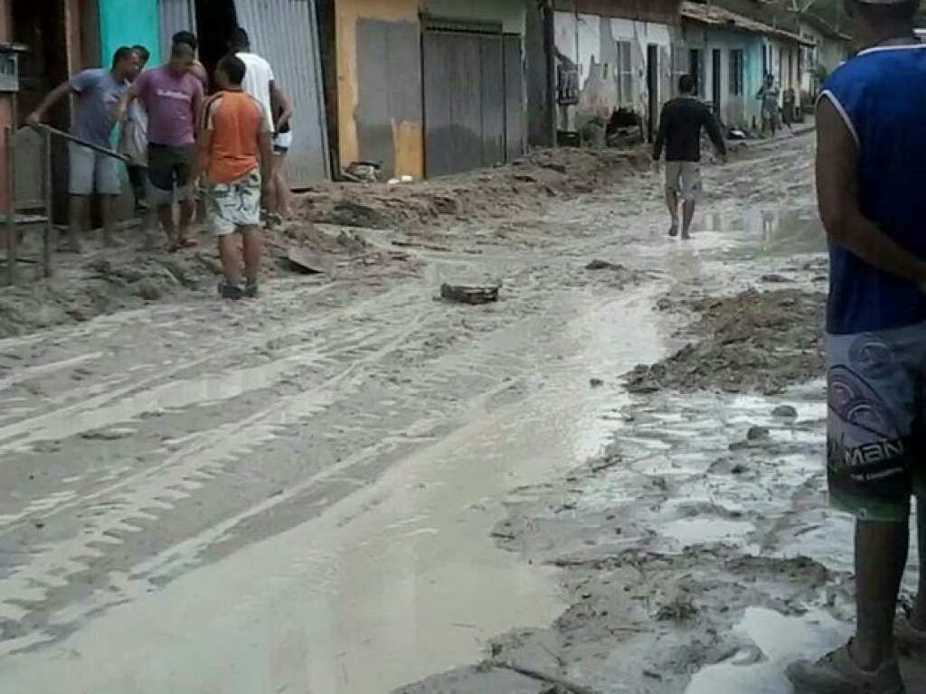 Chuva deixa desabrigados em Santa Cruz Cabrália e interdita rodovia em Porto Seguro