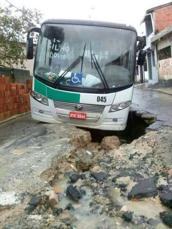 Simões Filho: asfalto cede e micro-ônibus cai em buraco