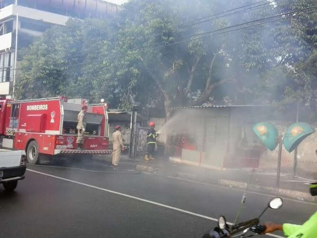 Banca de revista pega fogo em Camaçari