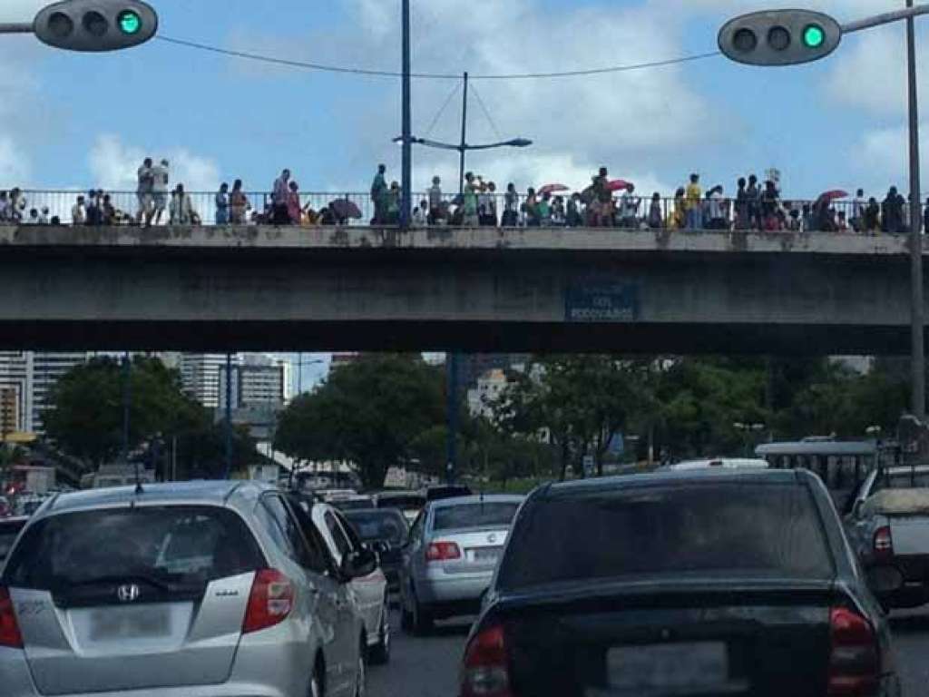 Salvador: servidores municipais fazem passeata na Avenida ACM