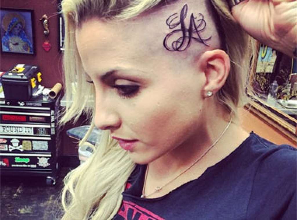 Ex-BBB Clara Aguilar faz tatuagem na cabeça