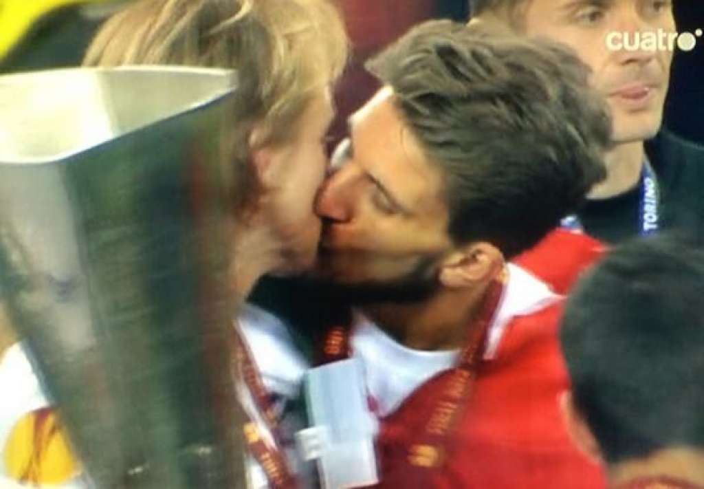 Jogadores dão beijo na boca para comemorar título