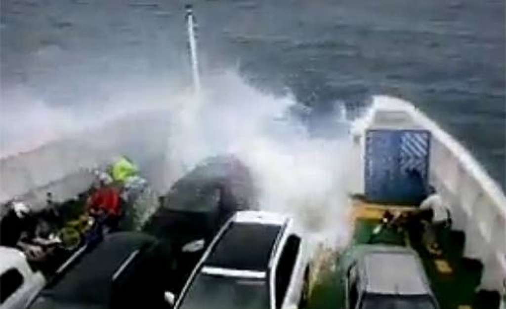 Passageiros do ferryboat de Salvador se assustam com vento forte e mar agitado