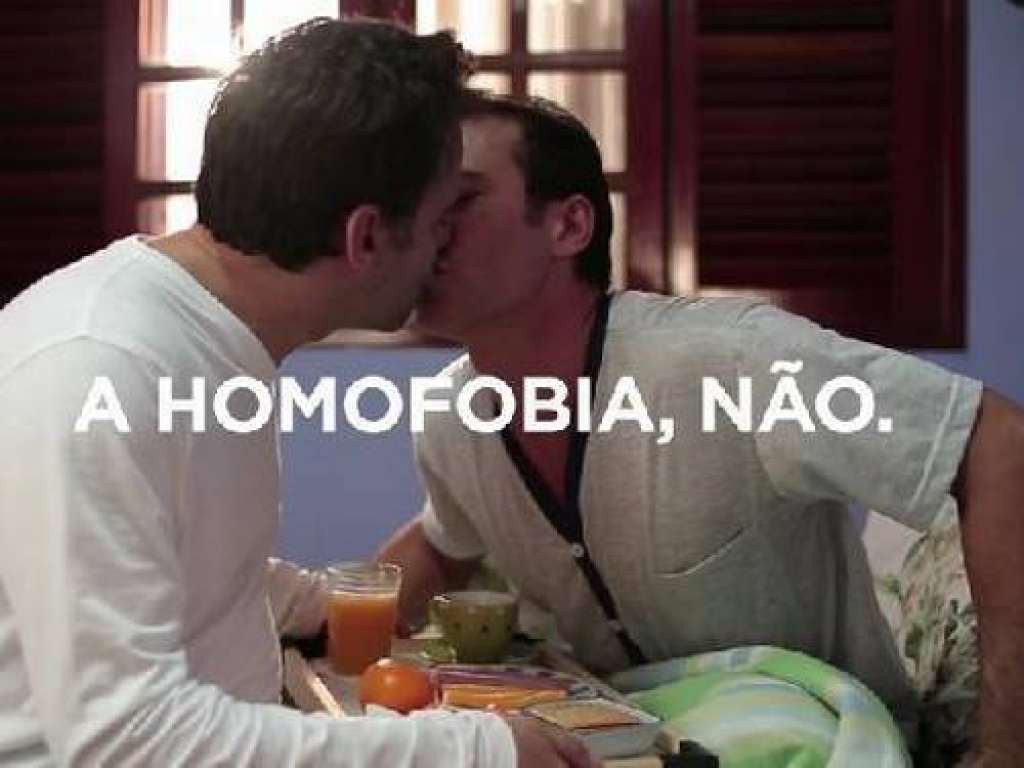 Campanha contra homofobia traz primeiro beijo gay em comercial brasileiro