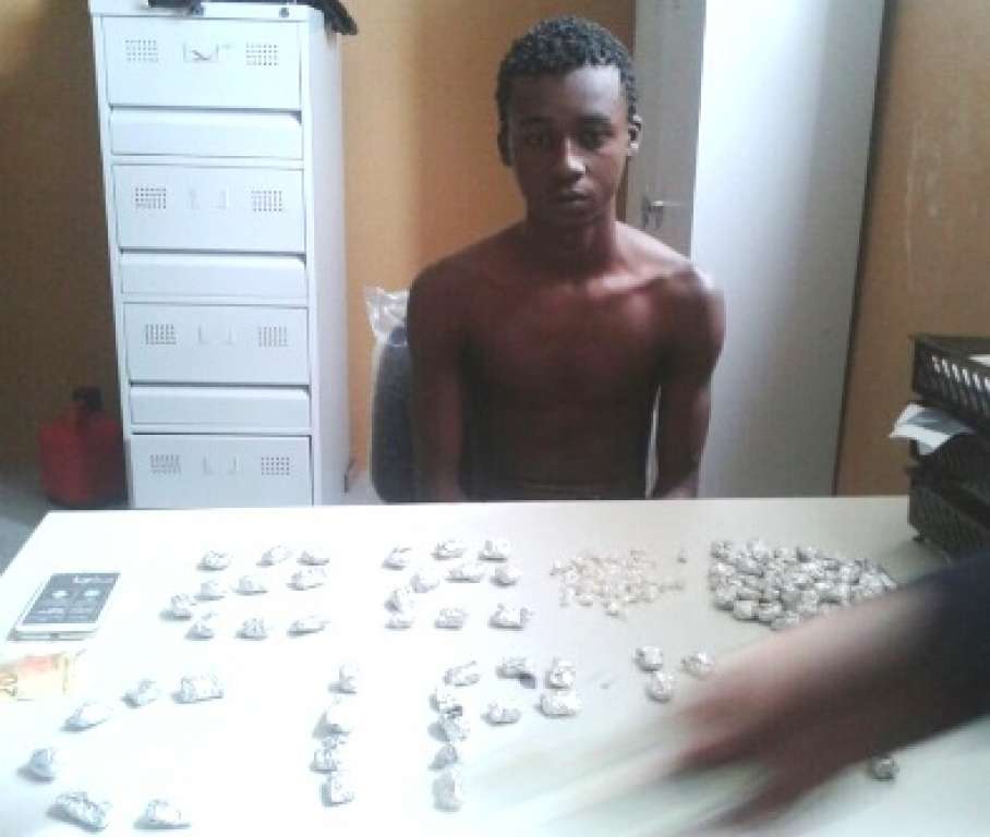 Tráfico: jovem é preso com 36 pedras de crack em Simões Filho