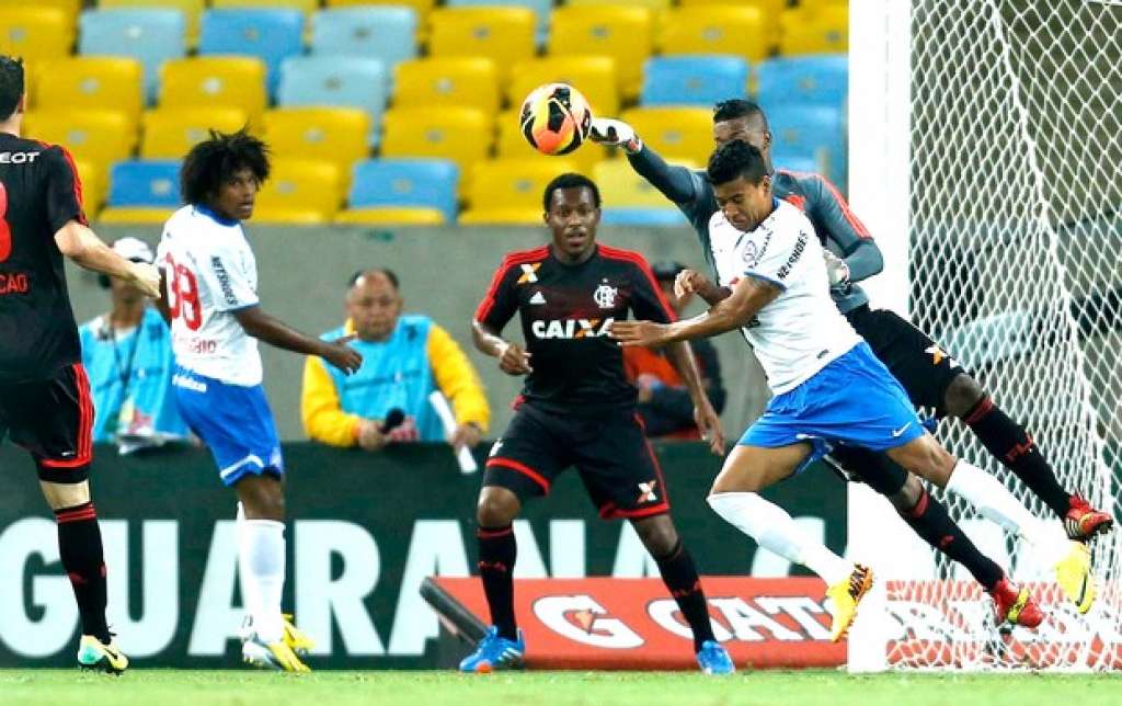 Com desfalques, o Bahia enfrenta o Flamengo em busca do G4