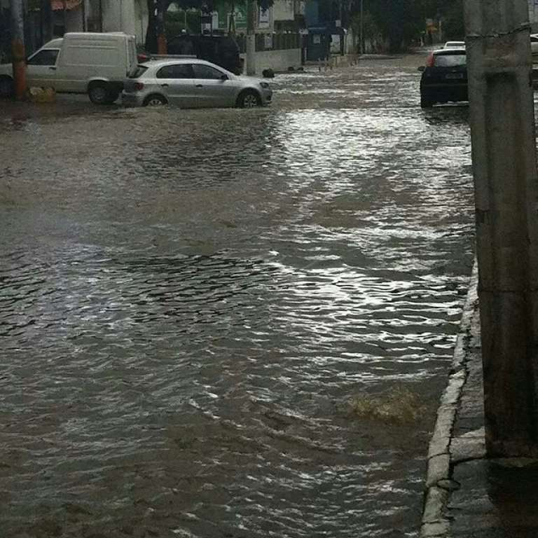 Chuva forte causa alagamento em Lauro de Freitas