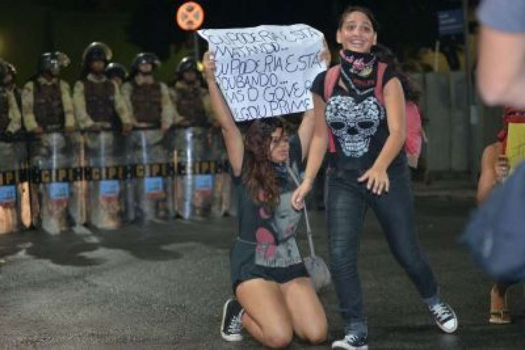 Com pouca adesão, protesto contra Copa em Salvador é rapidamente dispersado